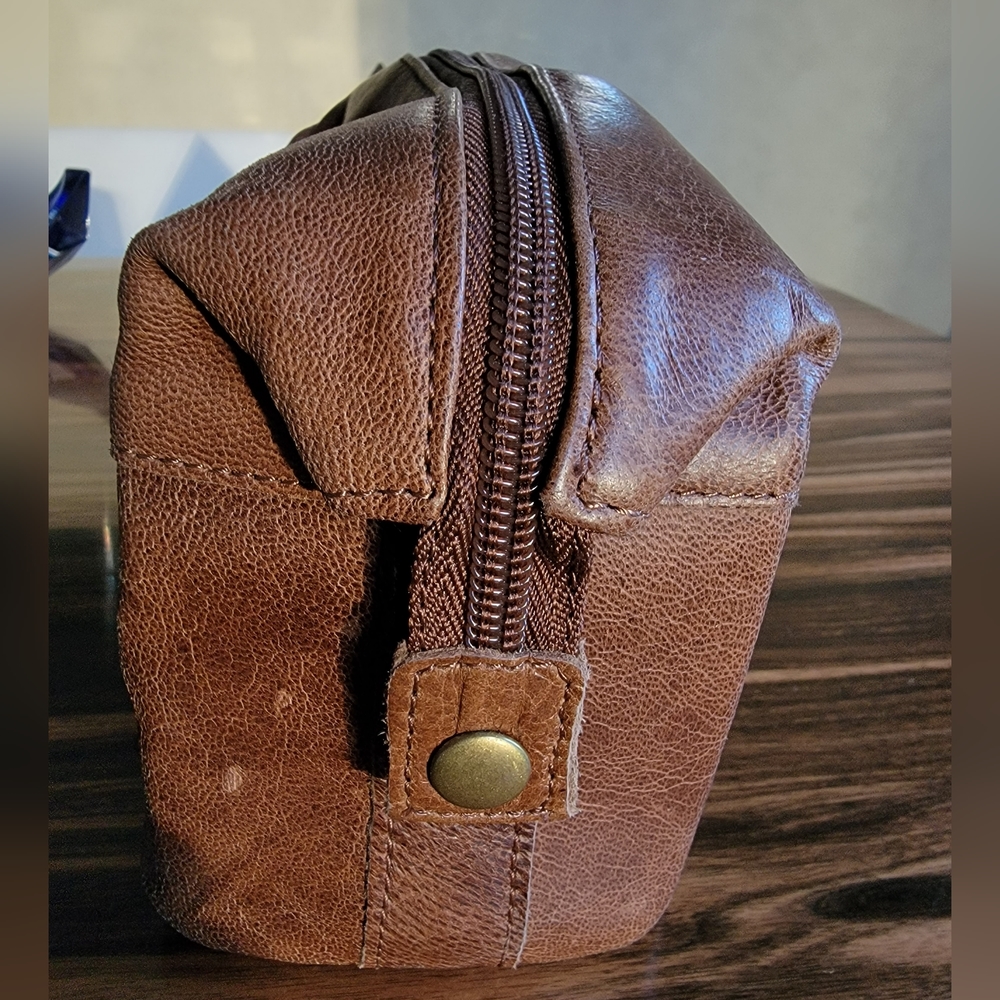 NEW Emirates First Class Leather Amenity Kit - Picture 8 of 13